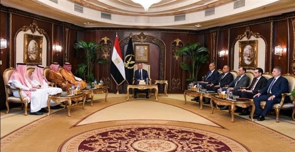 وزير الداخلية يستقبل رئيس جامعة نايف العربية للعلوم الأمنية