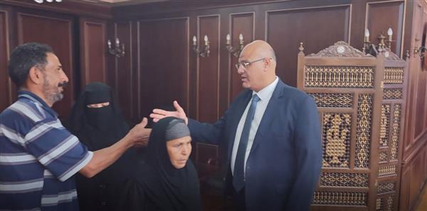 محافظ الإسكندرية يستقبل أسرة شهيد الواجب العامل محمود إبراهيم حسيني ويكرّم أسرته