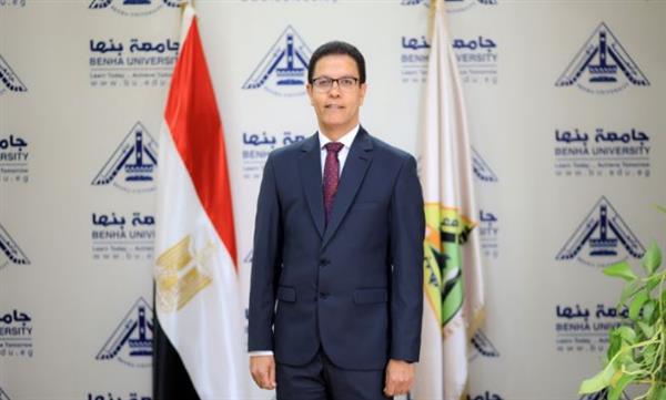 رئيس جامعة بنها يستعرض تقرير إنجازات الجامعة في الحوكمة ومكافحة الفساد