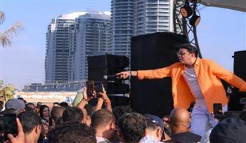 مصطفى كامل ومحمود الليثي يتألقان بحفل كامل العدد بالعلمين