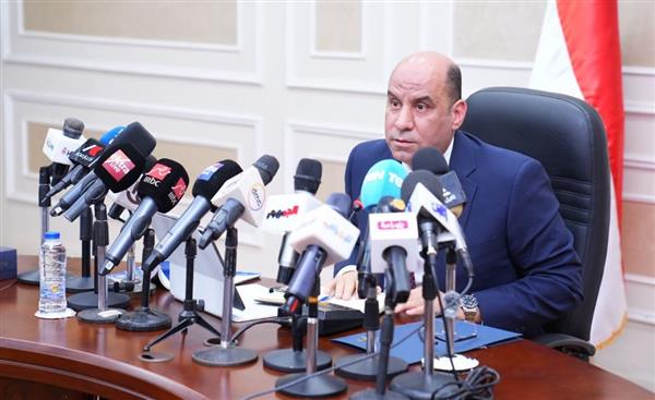 وزير العمل يعلن نص"القواعد العامة للائحة تنظيم العمل" بالقطاع الخاص