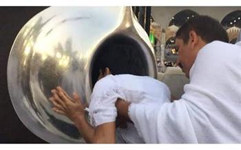 هل لمس الحجر الأسود يفسد الإحرام؟
