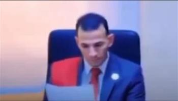   إحالة متهم بانتحال صفة قاضٍ للجنايات بعد تصوير نفسه داخل قاعة محكمة للنصب على المواطنين