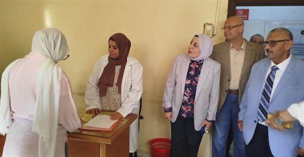 نائب رئيس جامعة بنها تتفقد إجراءات الكشف الطبي على الطلاب الجدد