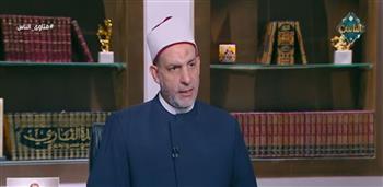   ما حكم الصلاة من الفندق خلف الإمام عبر التليفزيون؟.. أمين الفتوى يوضح
