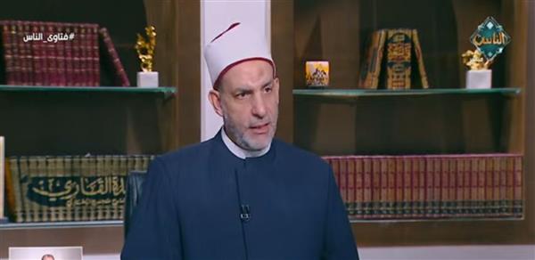ما حكم الصلاة من الفندق خلف الإمام عبر التليفزيون؟.. أمين الفتوى يوضح