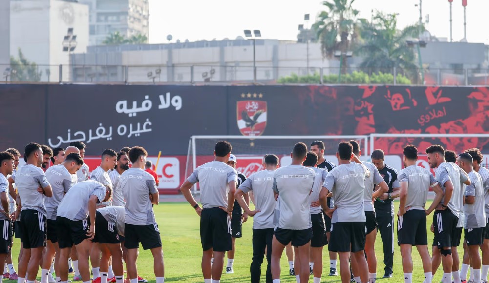 الأهلي يستأنف تدريباته استعدادًا لسموحة.. وتأهيل كريم الدبيس