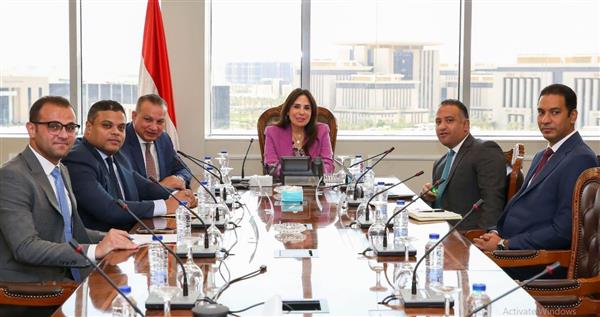 وزيرة الإسكان تستعرض رؤية الوزارة لتطوير آليات العمل بالهيئة العامة للتنمية السياحية