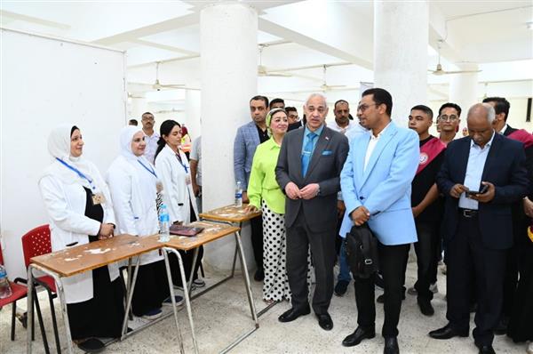 رئيس جامعة أسيوط يتفقد أعمال الكشف الطبي للطلاب الجدد للعام الجامعي 2026/2027