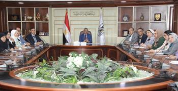 محافظ بني سويف يناقش مقترحات «التطوير المؤسسي» مع حملة الماجستير والدكتوراه لتعزيز الأداء الإداري