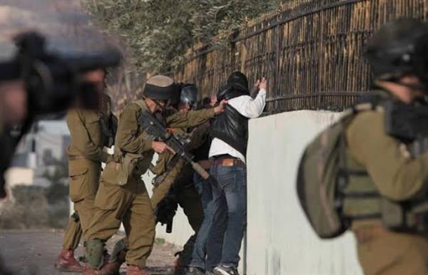 الاحتلال الإسرائيلي يعتقل مالايقل عن 11 فلسطينيا من مدن الضفة الغربية