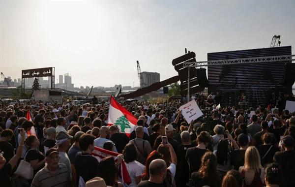 مئات اللبنانيين يحيون الذكرى السادسة لانفجار مرفأ بيروت