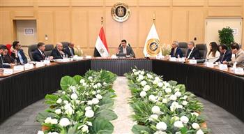   وزير الصناعة يبحث زيادة المكون المحلي وتصنيع هيكل السيارات بالكامل في مصر