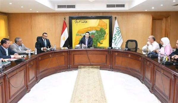 نائب محافظ الفيوم يجتمع بمفوض الدولة لمتابعة إجراءات طرح مشروعات الخطة الاستثمارية