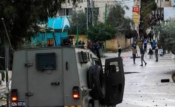 فلسطين: مخيم قلنديا يشهد إصابات واعتقال مواطنة خلال اقتحام الاحتلال الإسرائيلي