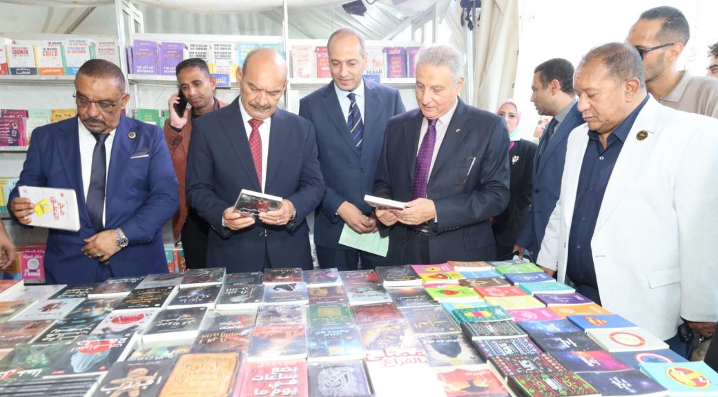 محافظ السويس يدشن أكبر حدث ثقافى بالمحافظة بمشاركة 37 دار نشر مصرية