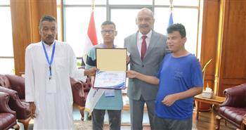 محافظ السويس يحتفي بالطالب الكفيف واسرته..ويؤكد ذوو الهمم نماذج مضيئة للإرادة والنجاح والتميز
