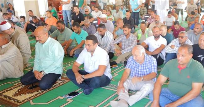 محافظ السويس يؤدي صلاة الجمعة بمسجد بدر ببورتوفيق