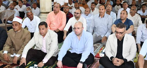 محافظ الفيوم يؤدي صلاة الجمعة ويستمع لشكاوى المواطنين