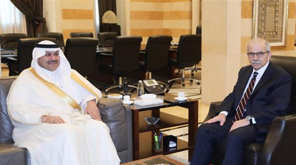 رئيس الوزراء اللبناني يبحث مع السفير السعودي تعزيز العلاقات الثنائية