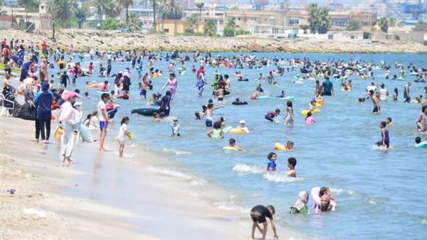 شواطئ وجبال الملح وسوق الأسماك.. بورسعيد تستقبل آلاف الزائرين
