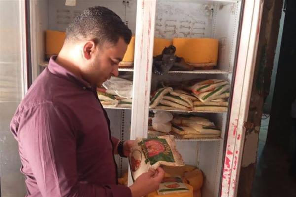 منتهية الصلاحية وقوارض.. حملة مفاجئة تكشف مخالفات بمعمل أجبان بالفيوم