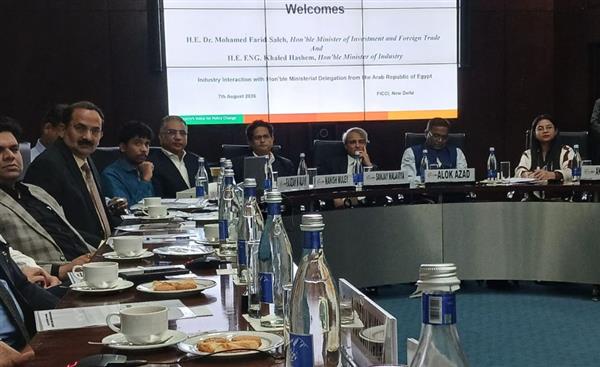 وزير الصناعة يلتقي أعضاء اتحاد غرف التجارة والصناعة الهندية FICCI
