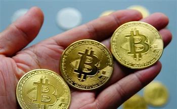 بيتكوين يسجل ارتفاعًا طفيفًا ويقترب من 65 ألف دولار
