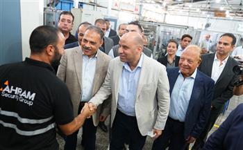 وزير العمل يتفقد "الأهرام لنظم الأمان" بالعاشر من رمضان ويبحث احتياجات الصناعة