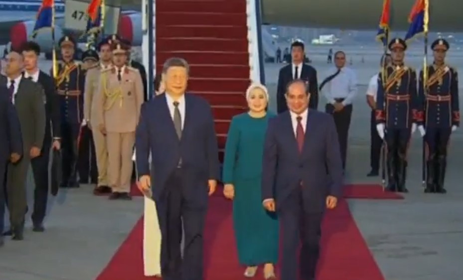 السيسي وقرينته يستقبلان الرئيس الصيني وحرمه بمطار القاهرة