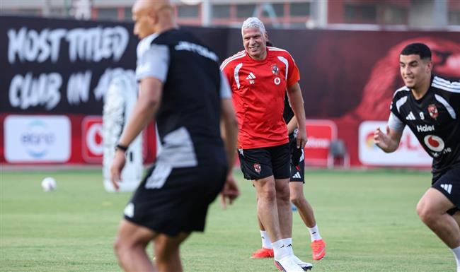الأهلي يواصل تدريباته لمواجهة سموحة.. وجلسة بين عموتة ومعاونيه