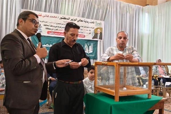 الفيوم تجري قرعة لاختيار مستحقي تراخيص 205 سيارات جديدة