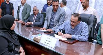محافظ سوهاج يستمع لشكاوى المواطنين ويوجه بحلول عاجلة لمطالبهم
