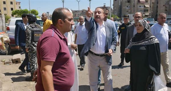 بسبب تدني الخدمات.. محافظ بورسعيد يستدعي شركة النظافة ويقطع جولته لحل مشكلة مواطنة