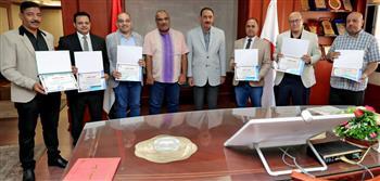 محافظ سوهاج يكرم أوائل المتدربين ببرامج مركز التنمية المحلية