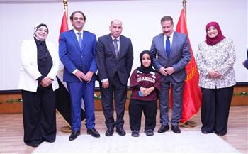   وزير العمل ومحافظ بورسعيد يسلمان عقود عمل وشهادات تدريب لذوي الهمم