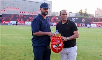 سيد عبد الحفيظ يتبادل الهدايا مع رئيس أهلي بني غازي على هامش ودية الأهلي
