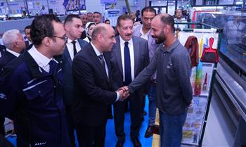   "الدولة في ظهركم".. العامل بطل المشهد في جولة وزير العمل بمواقع الإنتاج في بورسعيد