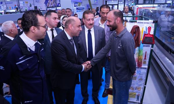 "الدولة في ظهركم".. العامل بطل المشهد في جولة وزير العمل بمواقع الإنتاج في بورسعيد