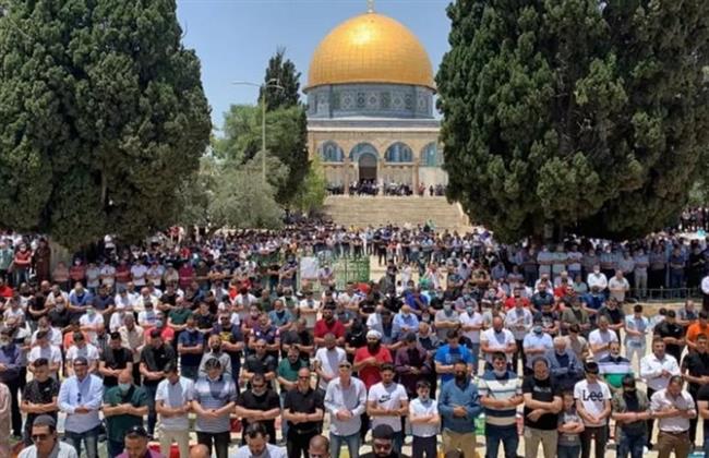 70 ألفا يؤدون صلاة الجمعة في المسجد الأقصى رغم إجراءات الاحتلال
