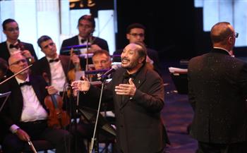   « 100 سنة غنا» علي الحجار يروي ملامح مسيرته مع عمر خيرت  بالأوبرا