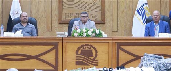 محافظ قنا يشهد توزيع 100 حقيبة مدرسية على الأسر الأكثر احتياجًا