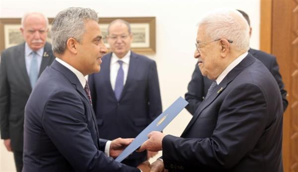 الرئيس محمود عباس يتسلم أوراق اعتماد السفير المصري الجديد لدى دولة فلسطين