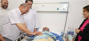 محافظ السويس يطمئن علي حالة المعلم المصاب  بالمجمع الطبي