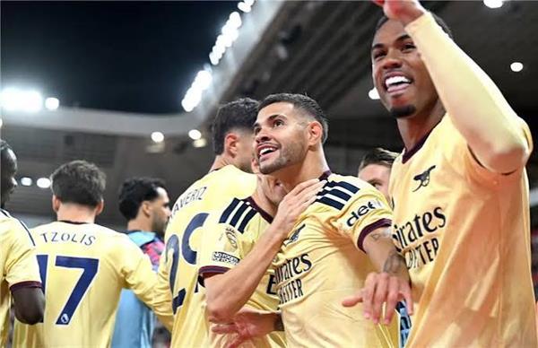 أرسنال يفوز على سندرلاند بثنائية ويتصدر الدوري الإنجليزي