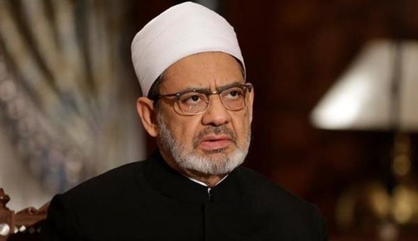شيخ الأزهر يطمئن هاتفيًّا على صحة الشيخ أيمن عبد الغني ومرافقيه إثر تعرضهم لانقلاب سيارتهم