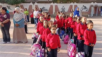 بالضحكات والهدايا.. فرحة الأطفال تزين أول أيام الدراسة في مدارس المنيا