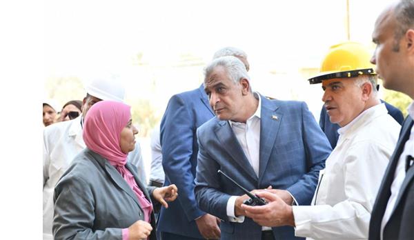 وزير الدولة للإنتاج الحربي يتفقد «أبو زعبل للكيماويات» ويشدد على توفير بيئة عمل آمنة