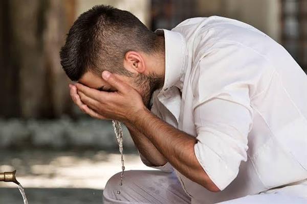 هل حبس البول للمحافظة على الوضوء ينقص من ثواب الصلاة؟