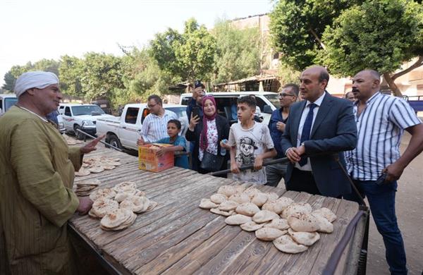 محافظ أسيوط يفاجئ مخابز بني مر للتأكد من جودة الخبز